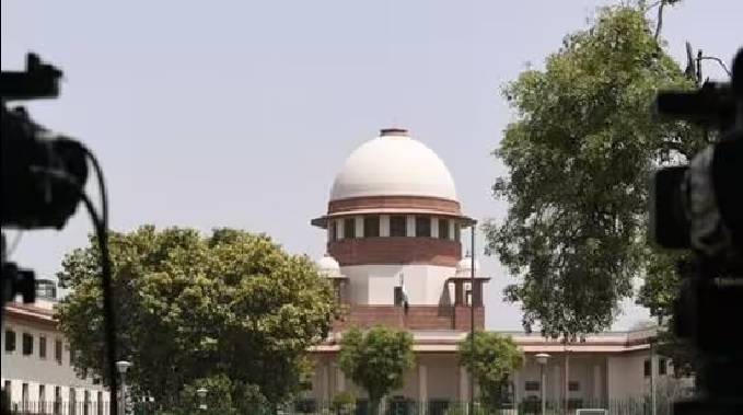 Supreme Court: Upholds High Court's six-month sentence to lawyer in contempt case