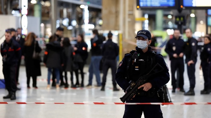 Big security lapse at French railway station, knife-wielding attackers