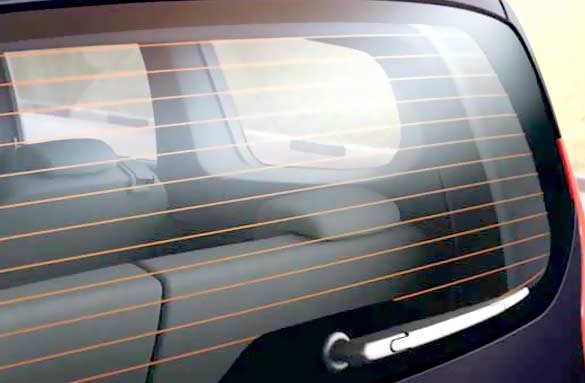 This line on the rear mirror of the car is very useful, it improves visibility in winter and rain.