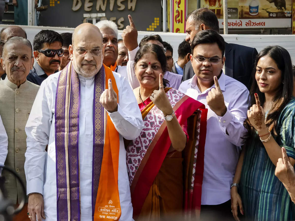 Amit Shah voted polling booth with wife and son 66