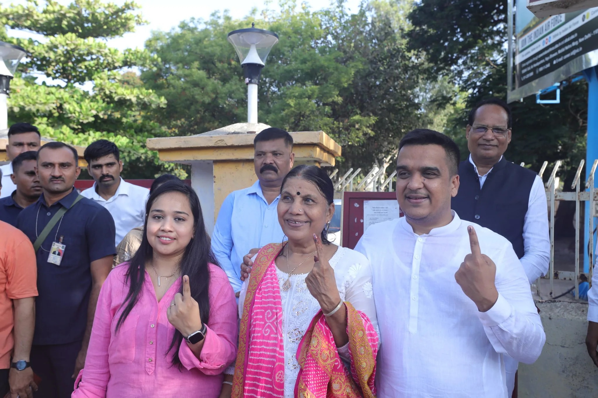 Voting is going on in Gujarat amid heat1