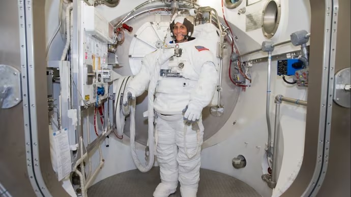 sunita williams got trap in space iss unable to return due to a fault in the aircraft1