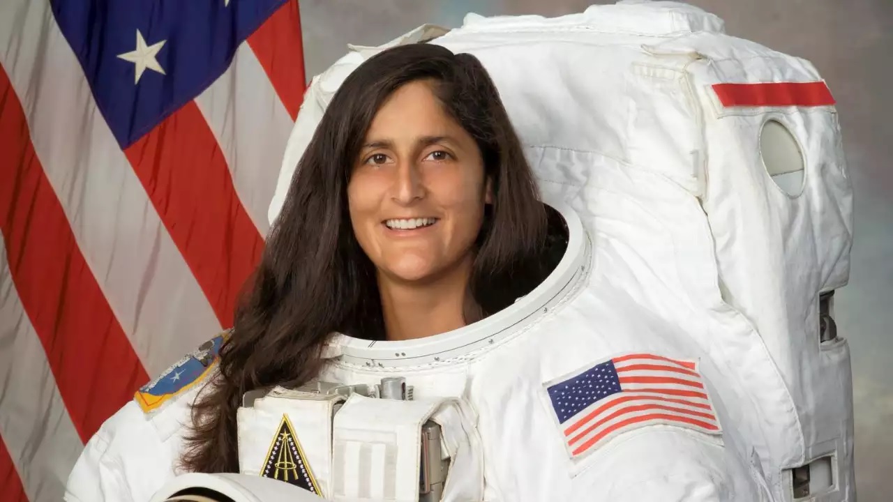 sunita williams got trap in space iss unable to return due to a fault in the aircraft2