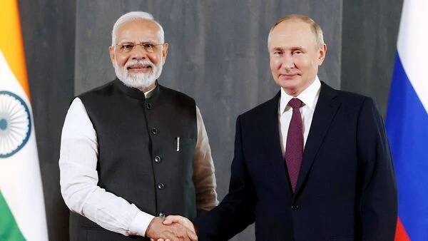 pm modi patted president putins shoulder reaction detail 2