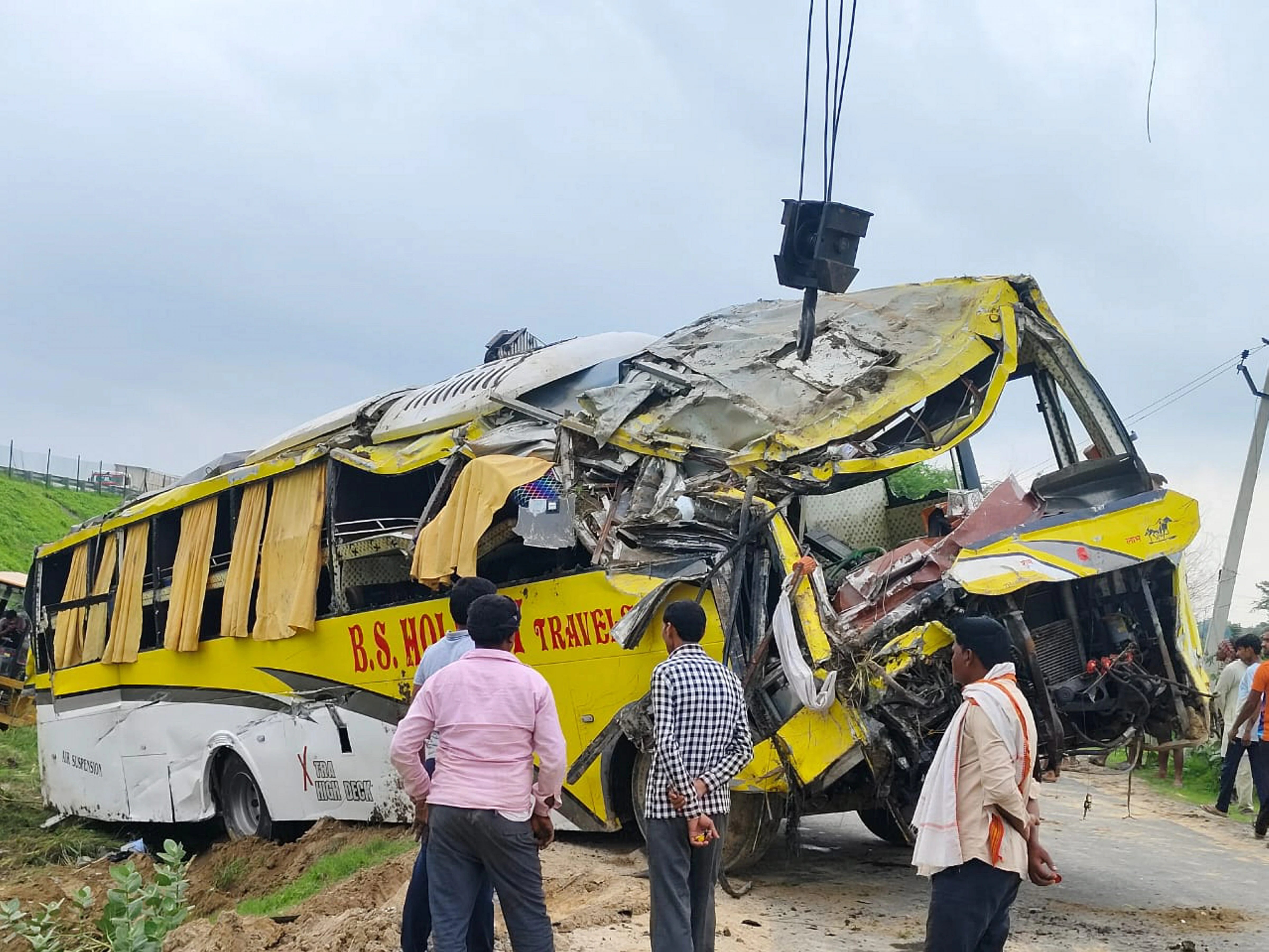 Horrific accident between car and bus in UP 6 killed 1