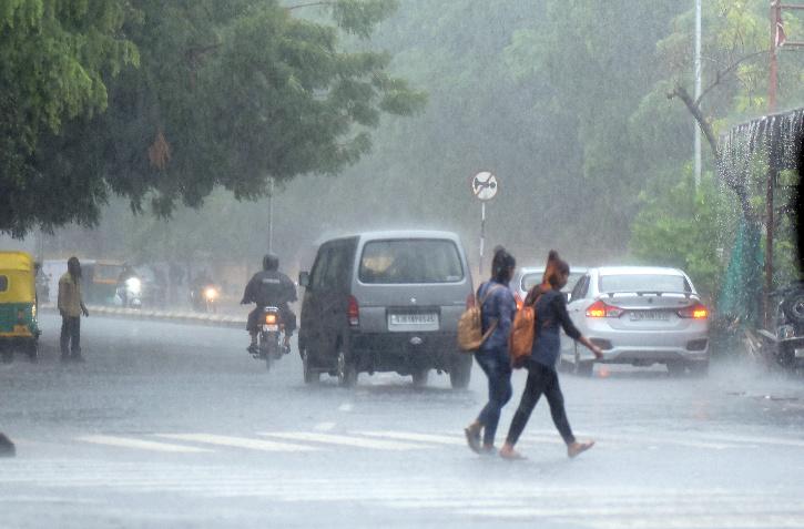 alert of heavy rain in many districts of uttar pradesh relief from heat in delhi ncr know weather condition 435
