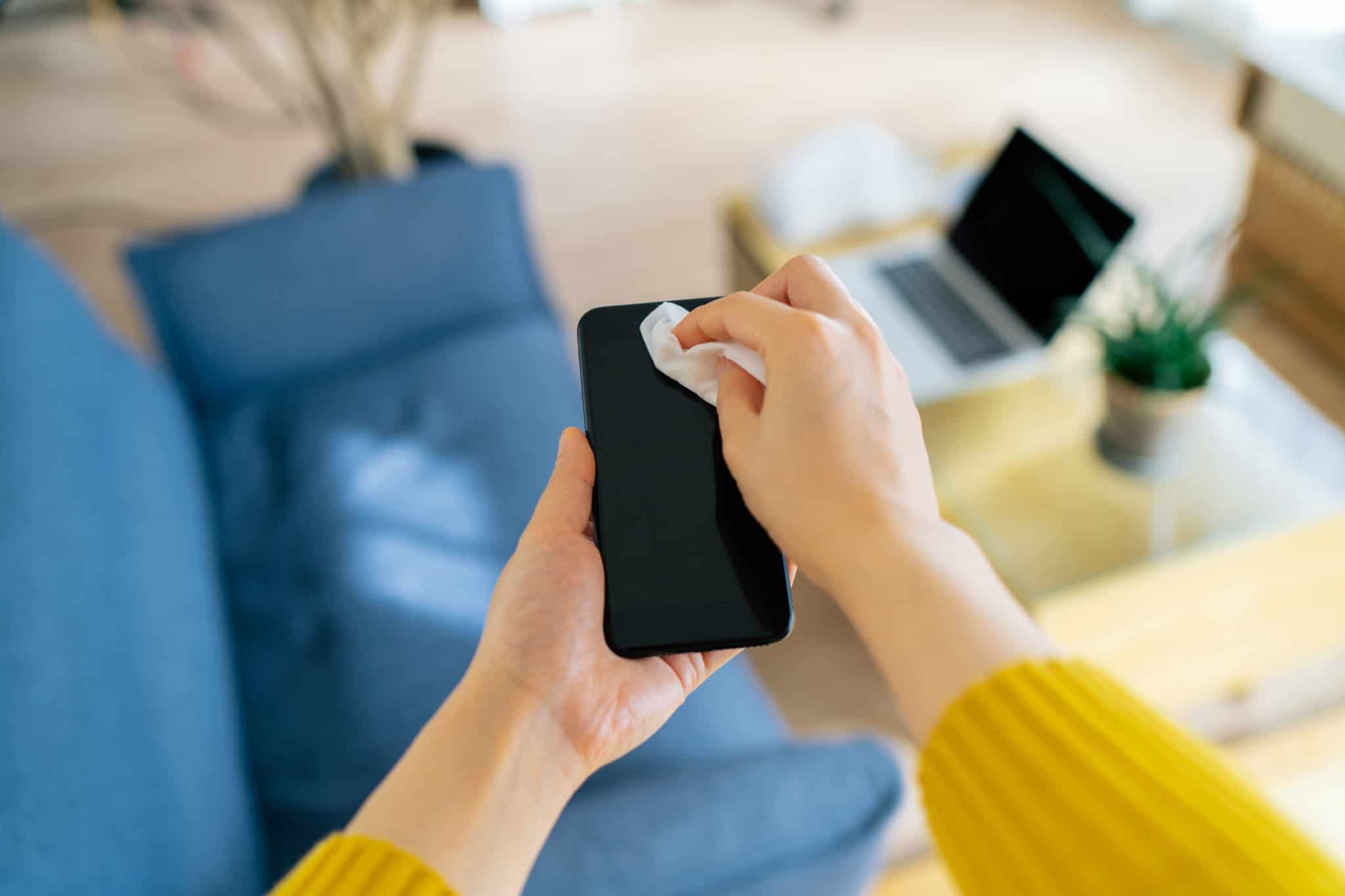 things do not use while cleaning smartphone know right way