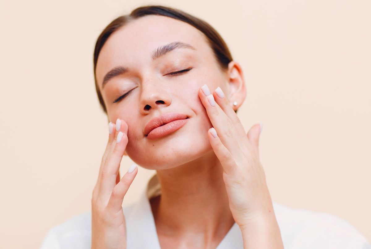 mix alum in coconut oil and apply on face to prevent wrinkles naturally1