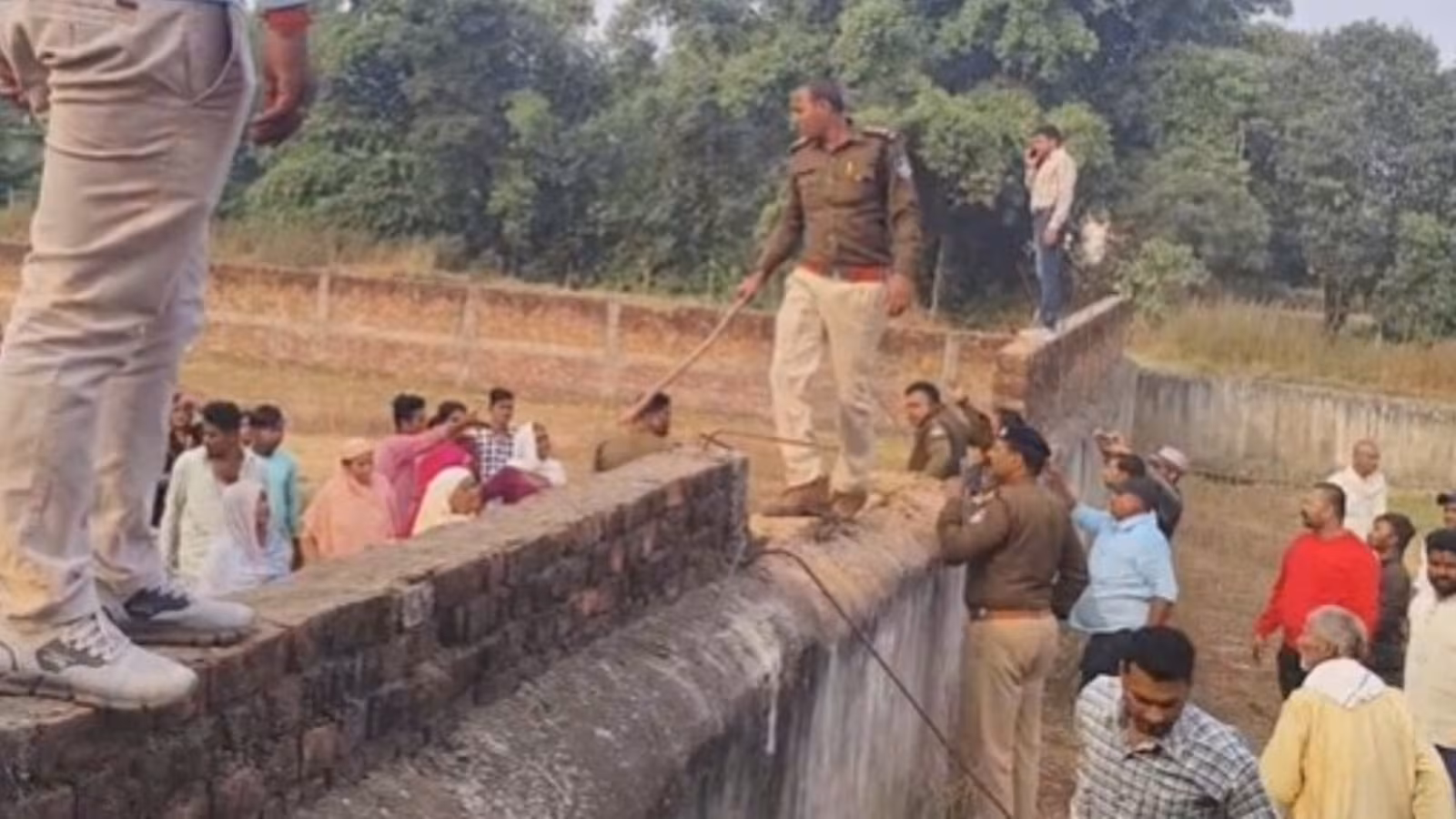 mp mauganj stone pelting between two parties over encroachment of religious place situation worsenedswer