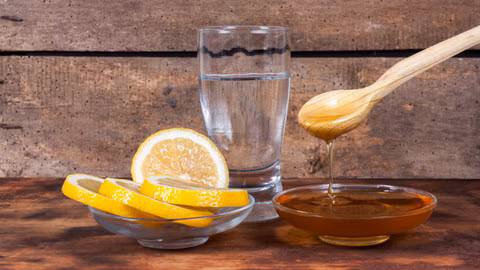 surprising health benefits of drinking warm water with honey in winter garam pani aur sehad ke fayde345