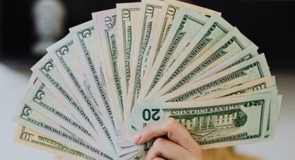 where do the rich spend their money1