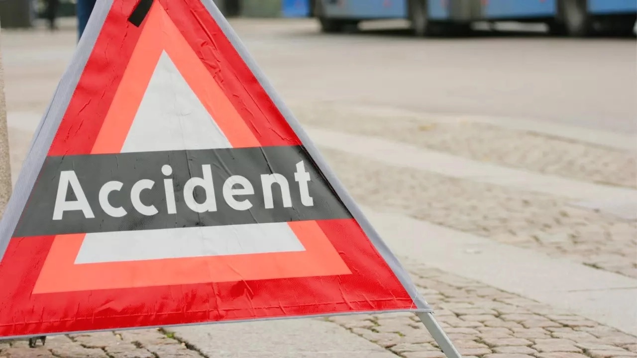 yamuna expressway accident double decker bus going from delhi to azamgarh collides with truck 5 including 5 month old innocent died1