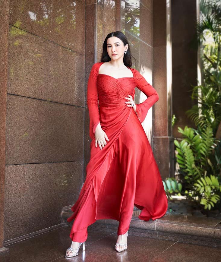 actresses red dresses looks for christmas party articlesefes