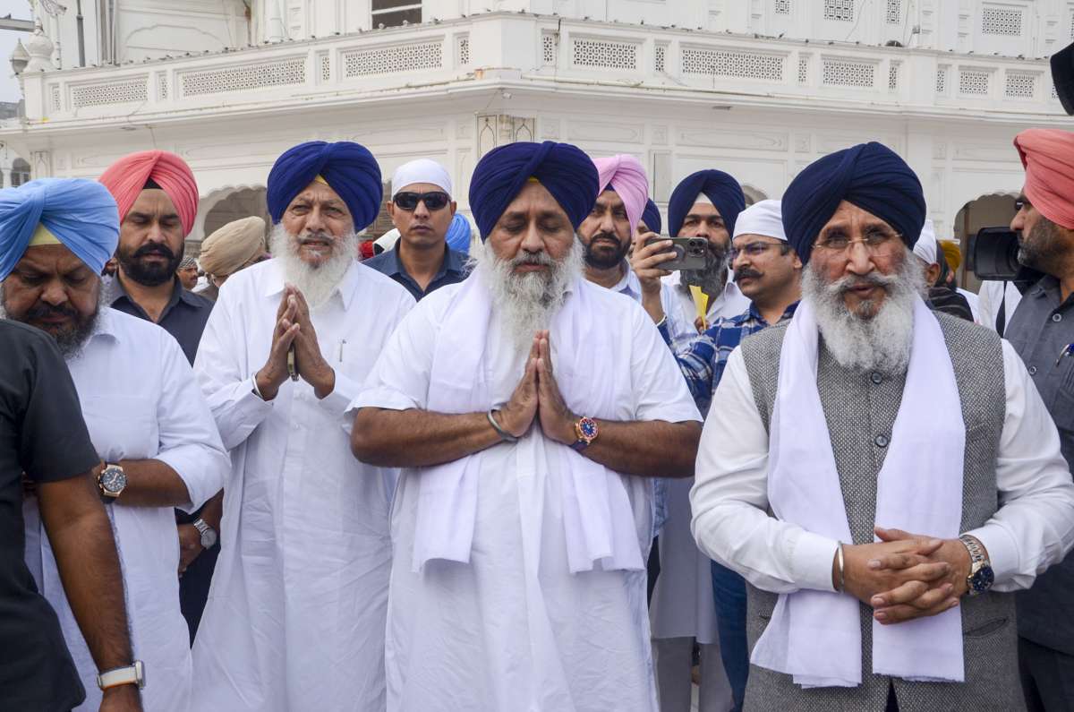 akal takht announce religious punishment for sukhbir singh badal washing plates and bathroom cleaning ewr
