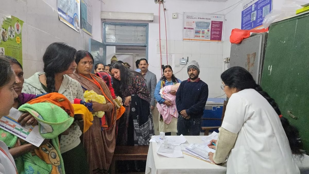 azamgarh state women commission member priyanka maurya inspected the district hospital1