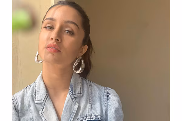 beauty essential oil is the secret of shraddha kapoor beauty know the right way to use itewerf