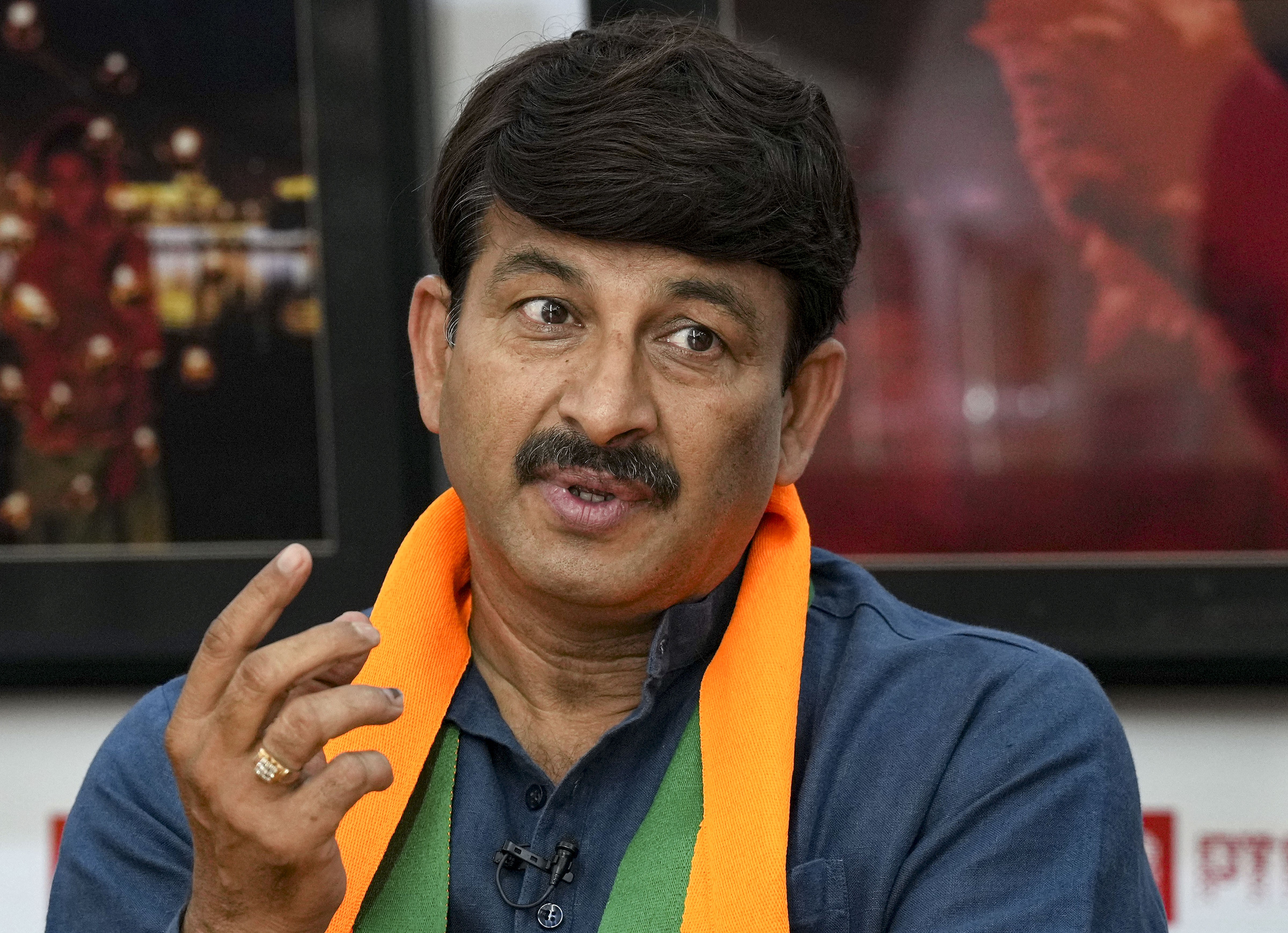 delhi election 2025 manoj tiwari hits back arvind kejriwal said aap leaders not trust on own mlas2