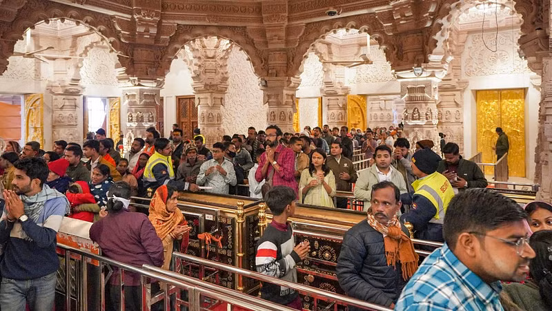 new year 2025 huge crowd of devotees in ayodhya mathura and kashi on new yearwerwer