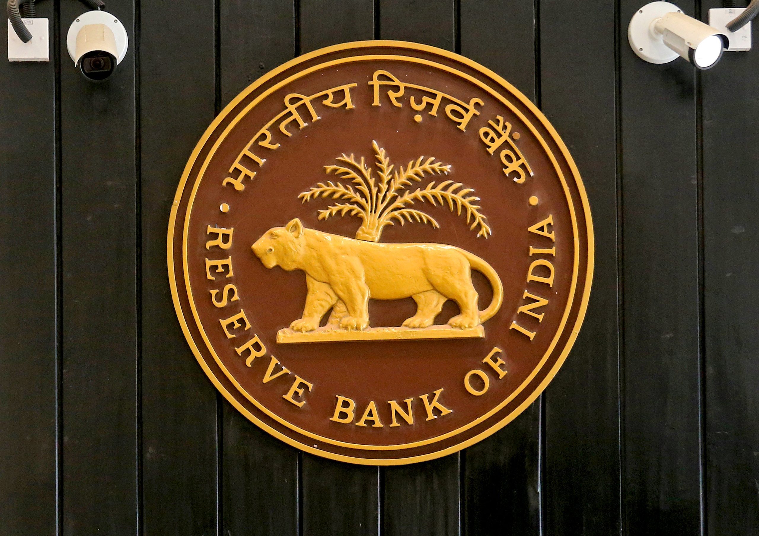 rbi increased the interest rate on foreign currency deposits of non resident indians1