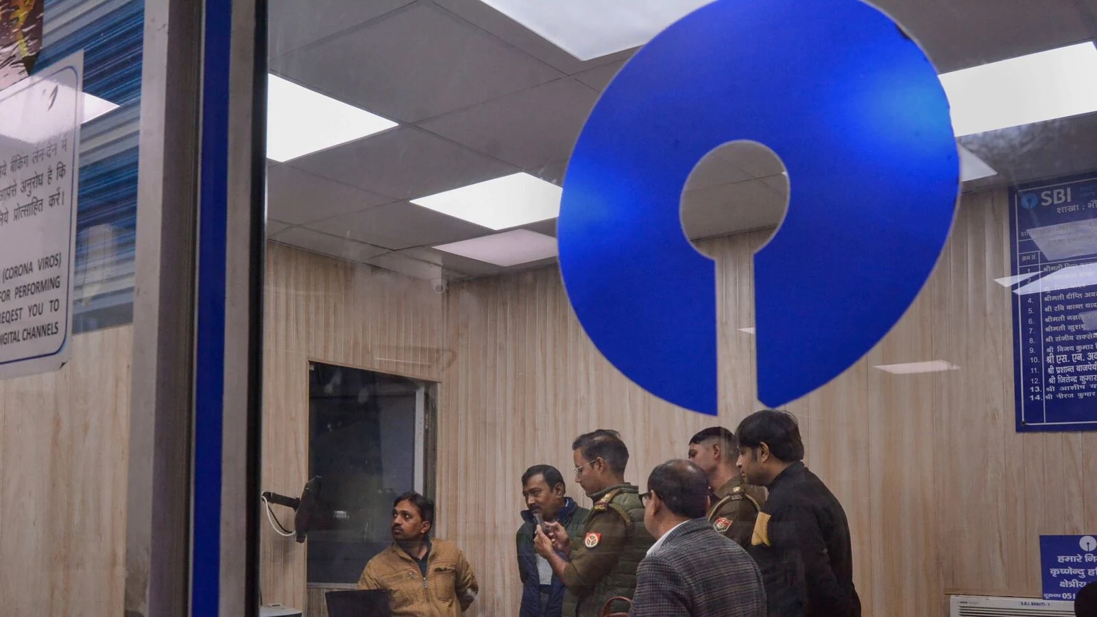 kanpur person entered sbi bank in attacked people with surgical knife and dagger1