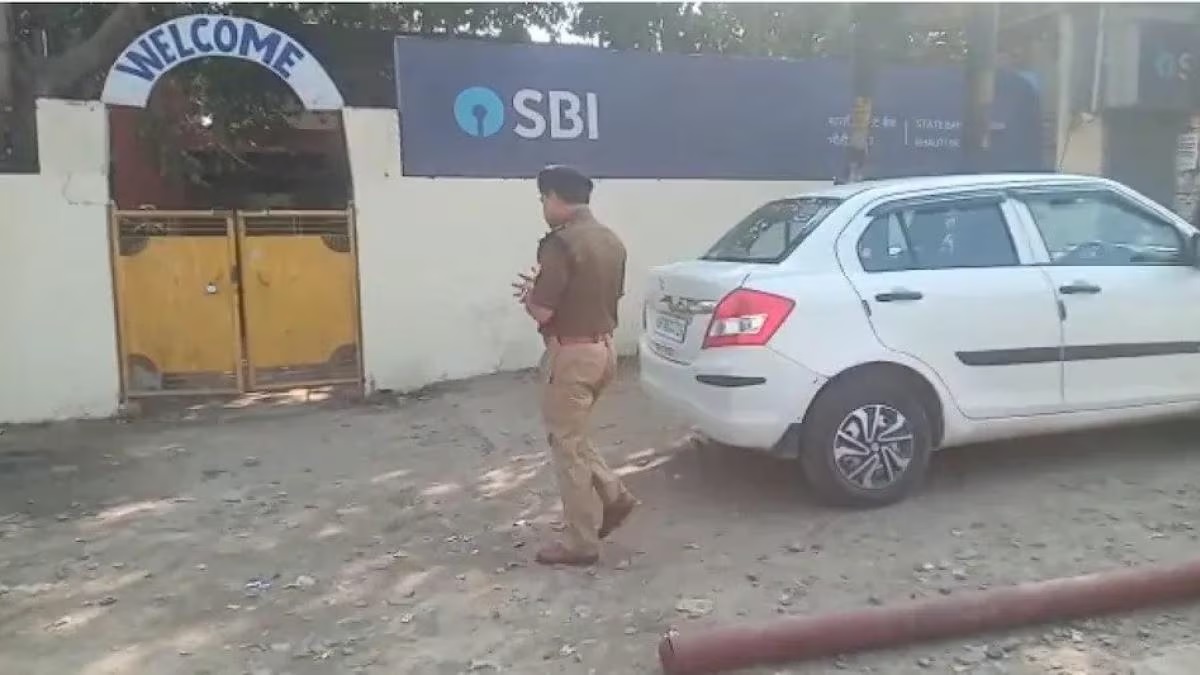 kanpur person entered sbi bank in attacked people with surgical knife and dagger2