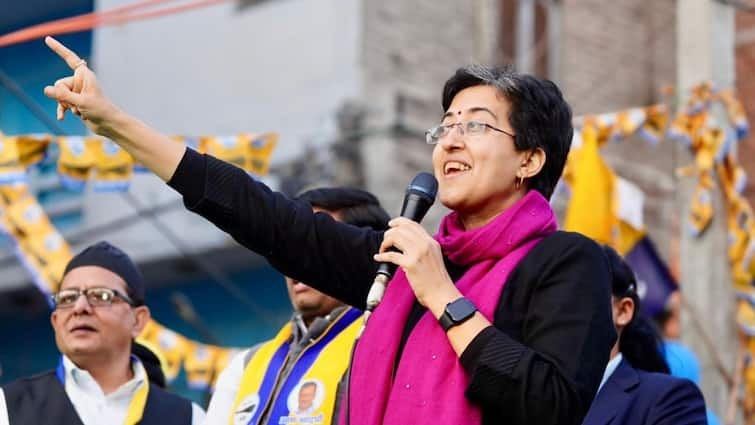 republic day celebration 2025 delhi cm atishi hoisted national flag at chhatrasal stadium2