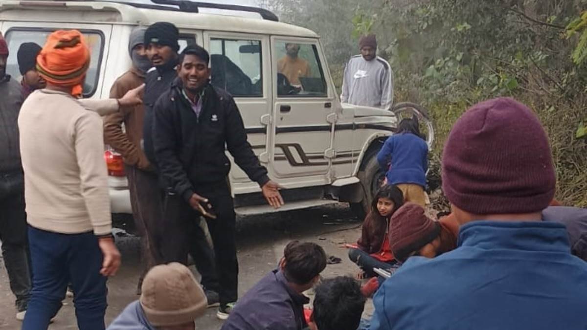 siwan road construction department vehicle injures seven in bihar siwan1