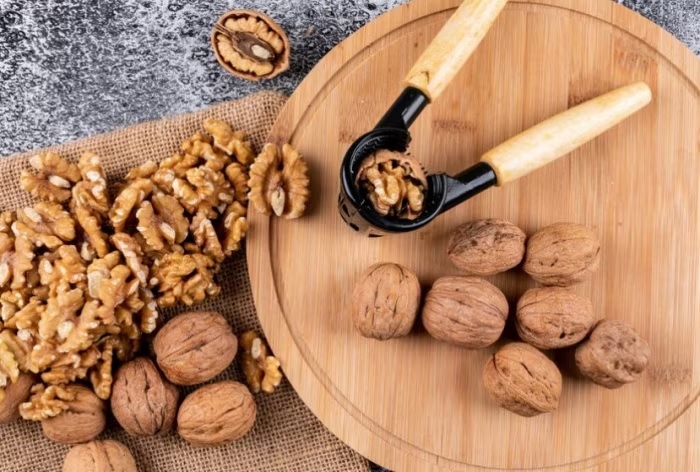 start eating walnuts from today itself for healthy and glowing skin you will see 5 tremendous changes in your skin2