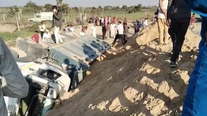 sand laden dumper overturns on labourers working on the roadside 4 killed gujarat banaskantha1