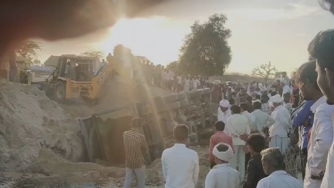 sand laden dumper overturns on labourers working on the roadside 4 killed gujarat banaskantha2