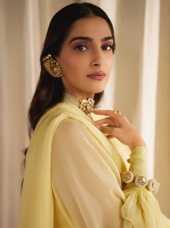 sonam kapoor stylish earrings for women1