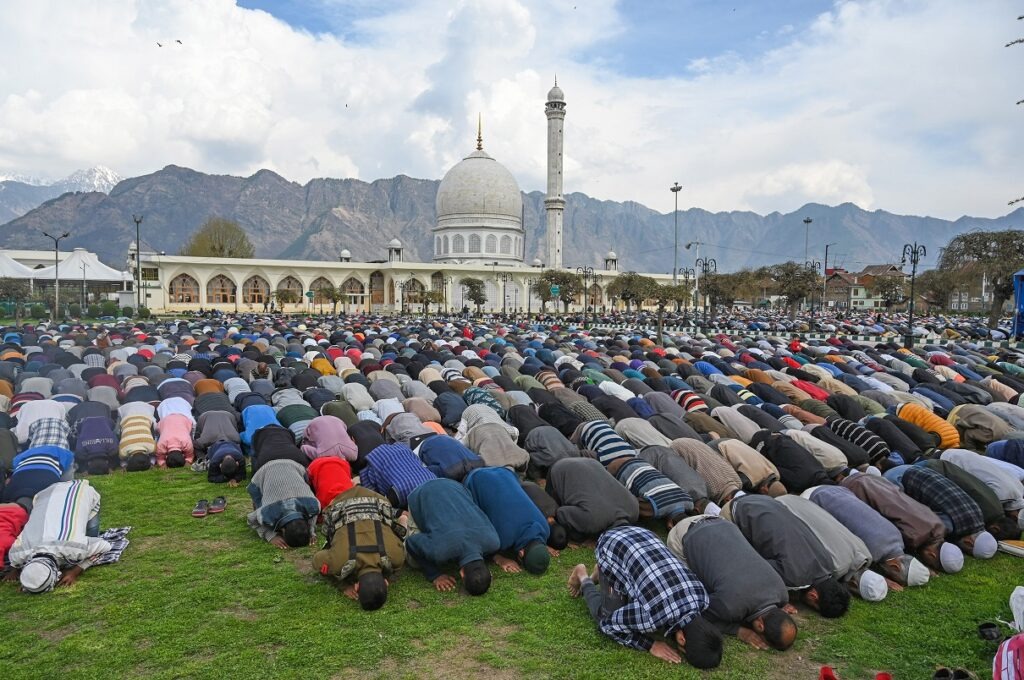 alvida jumma 2025 srinagar jamia masjid no prayers mirwaiz umar farooq house arrest