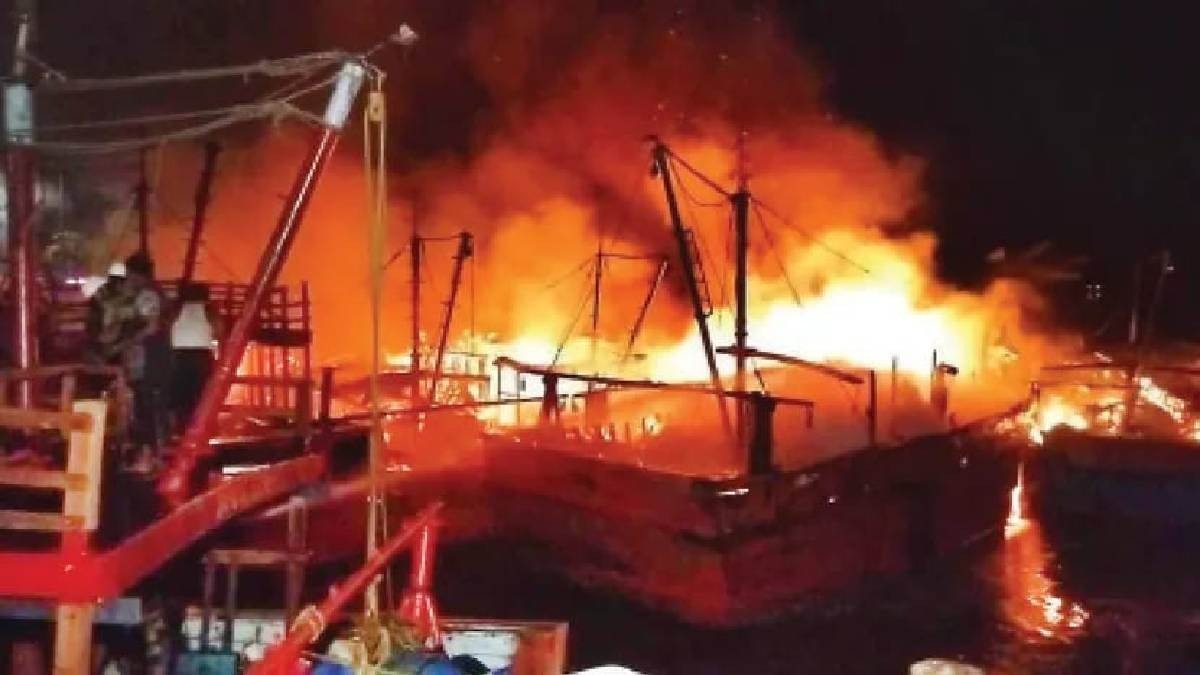 bhubaneshwar odisha massive fire broke out at paradip port 17 boats burnt to ashes1