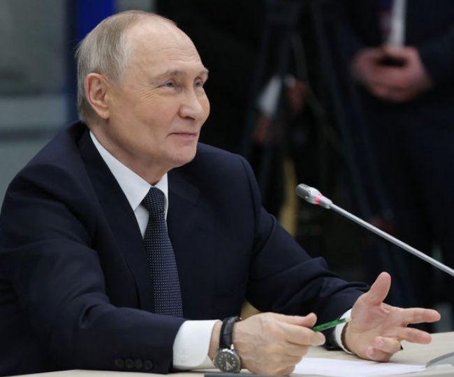 donald trump angry at putin threatens additional tariffs on russian oil1