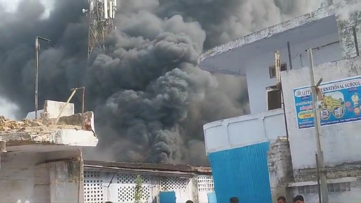 firozabad fire broke out in a glass warehouse and wheat field 9 bighas of crop burnt to ashes1