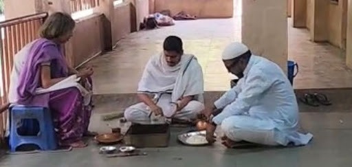 maharashtra muslim man javed khan performed last rites of hindu man in pune video viral1