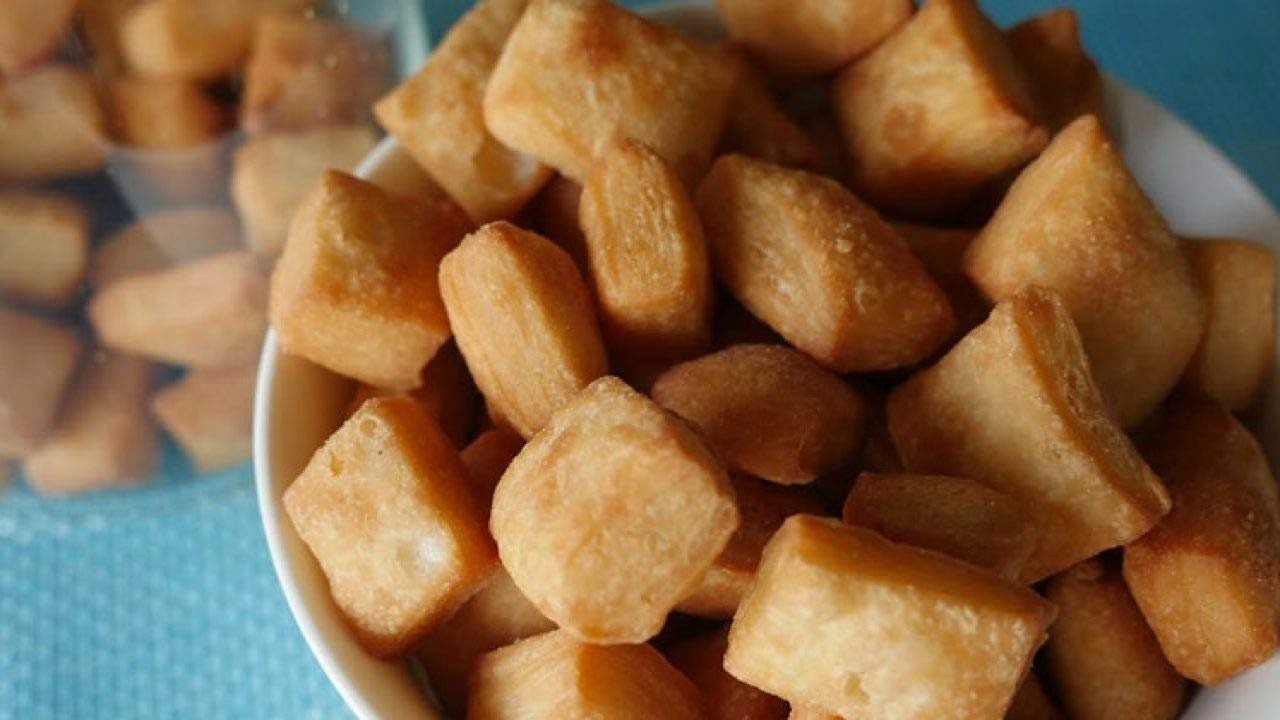 make crispy jaggery shakkar pare on holi note the special recipe of the confectioner