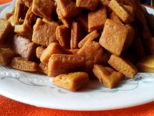 make crispy jaggery shakkar pare on holi note the special recipe of the confectioner1