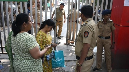 mumbai police arrested 17 bangladeshi intruders including 5 women maharashtra1