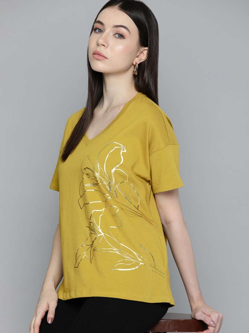 round neck vs v neck t shirt perfect for a relaxed yet effortlessly stylish vibe4