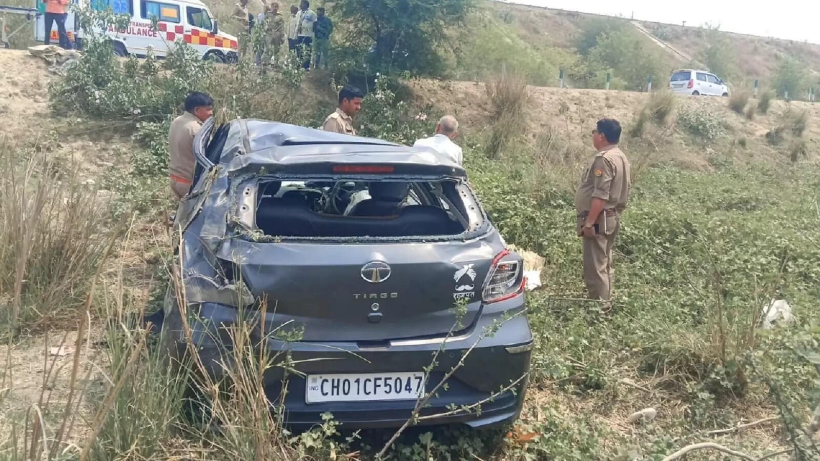 barabanki car accident on purvanchal expressway couple dead son daughter in law injured