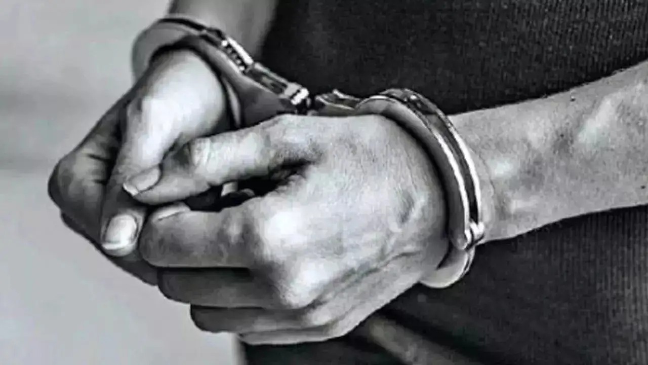 basti police arrested robbery criminal in an encounter and recovered robbery item