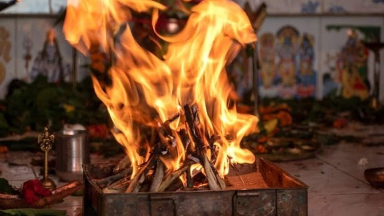 chaitra navratri hawan muhurat 2025 know best time for ashtami or navami hawan niyam and significance mantra