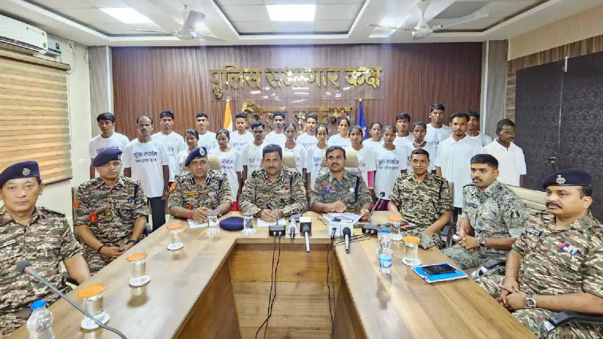 chhattisgarh sukma 22 naxals surrender including couple having total 40 lakh cash rewards1