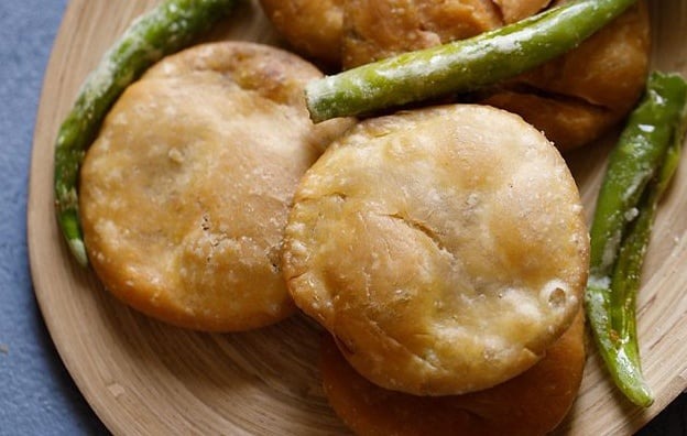 easy way to make alu ki kachori at home like hotels1