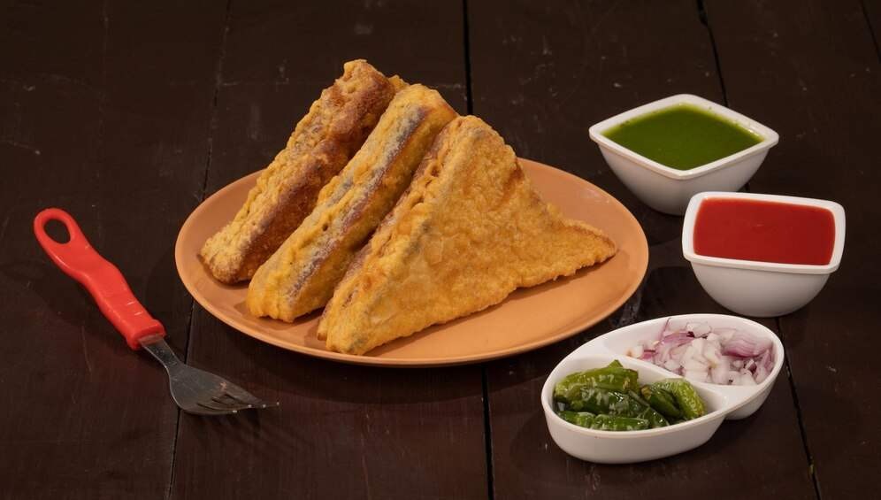 easy way to make bread pakora at home for evening snacks2