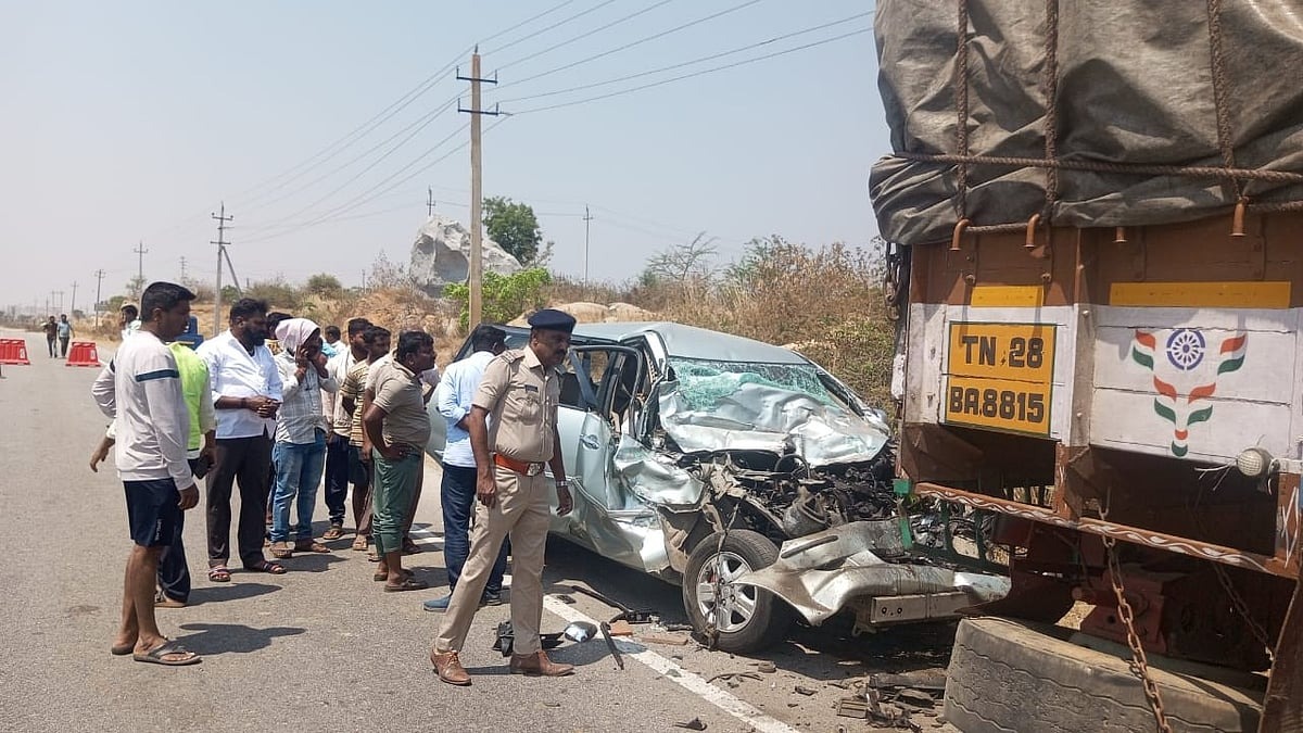 five dead and 10 injured after van collides with parked truck in kalaburagi
