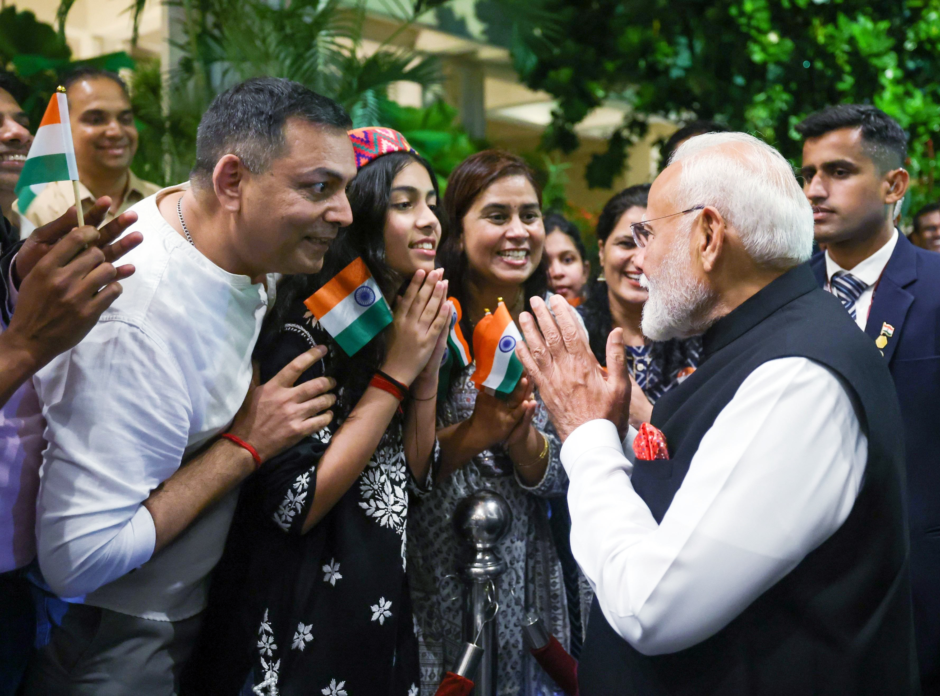 grand welcome pm modi sri lanka 5 ministers welcomed him guard of honor