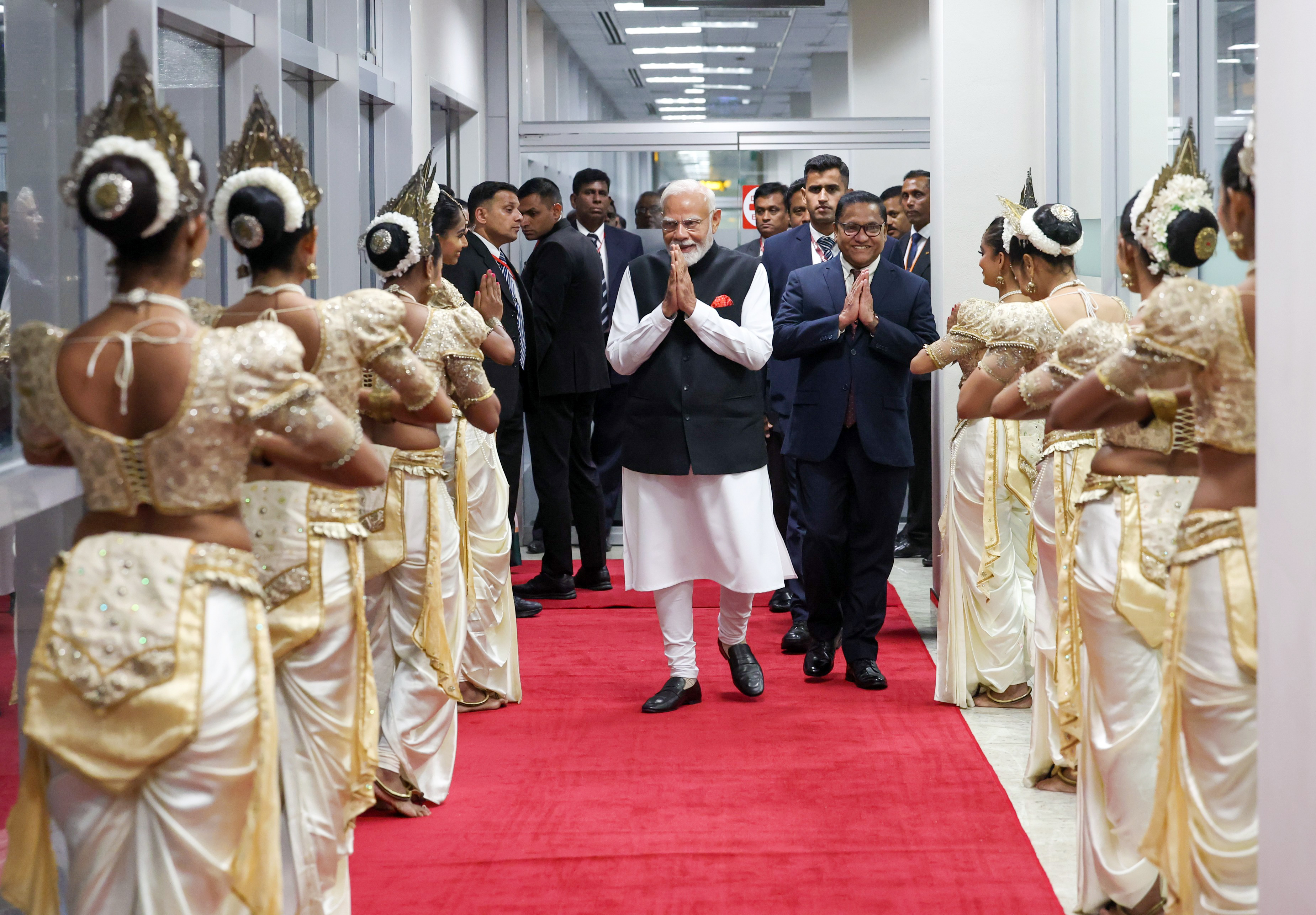grand welcome pm modi sri lanka 5 ministers welcomed him guard of honor1