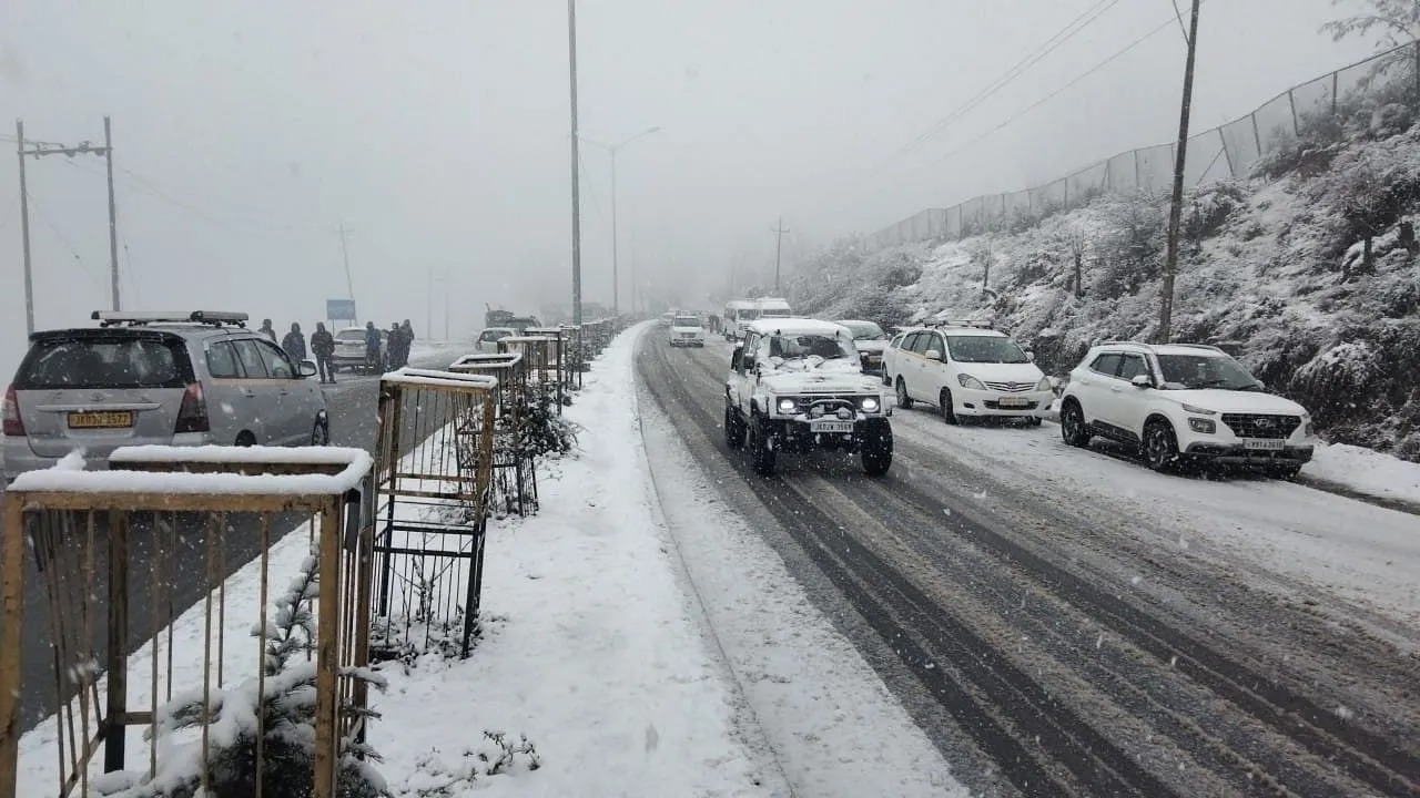 jammu kashmir snowfall and heavy rain crops damaged roads closed1